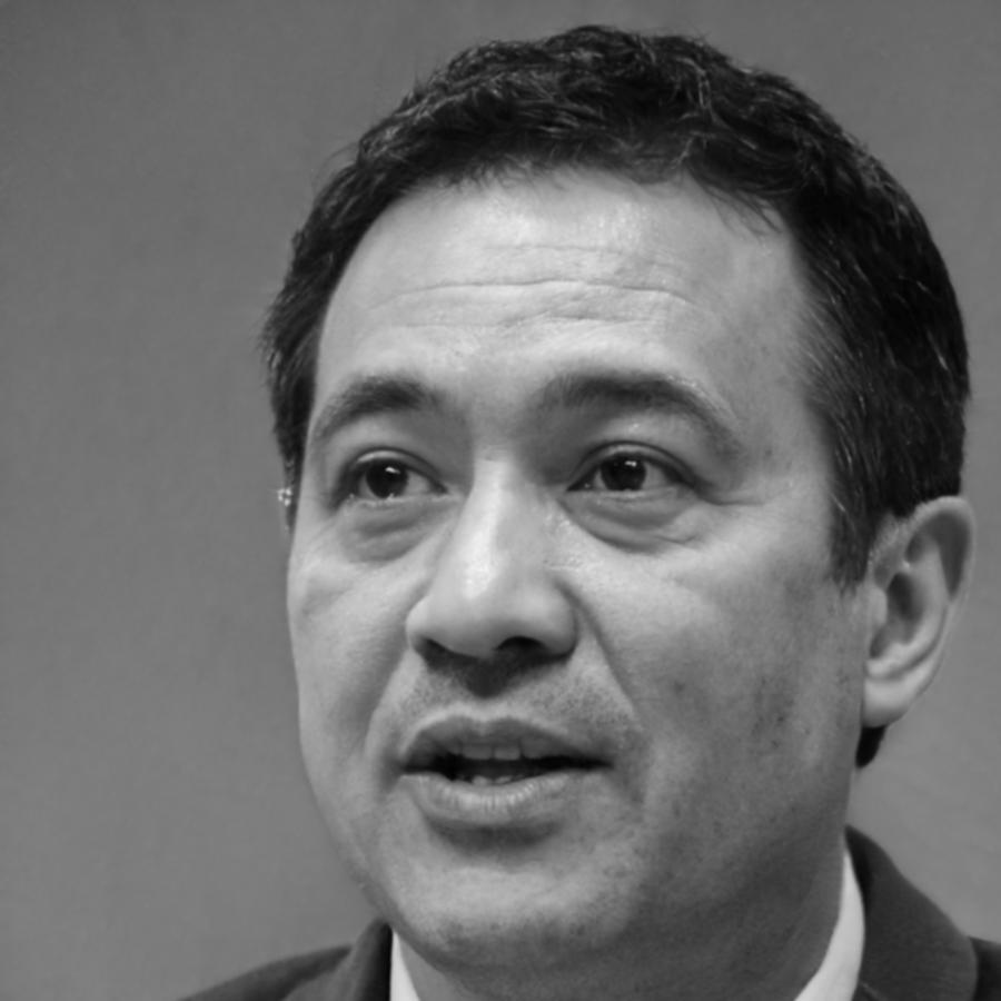 Minh Nguyen teaching budget software techniques to Vietnamese families