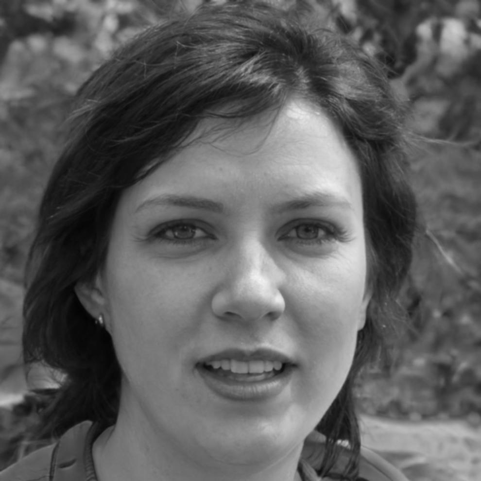 Software engineer Linh Nguyen explaining code architecture during team review meeting